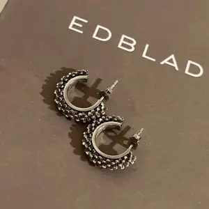 Säljer dessa jättefina OANVÄNDA örhängen från Edblad. Fick dessa i present men har inte använt alls. Helt nya och säljs inte på Edblad längre. Dessa rostar inte och är även vattentålig.  Skriv för fler bilder och även vid frågor. 