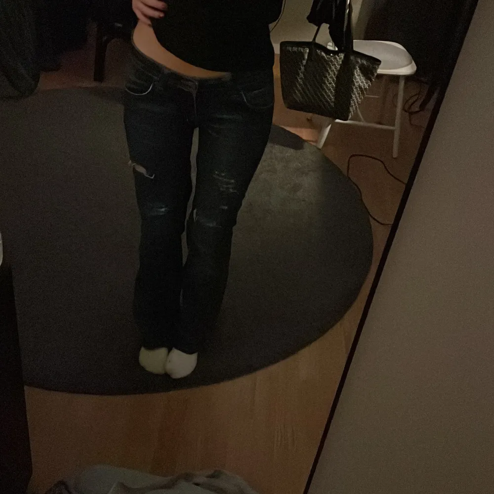 Supersöta Lee jeans som är omsydda till Lågmidjad! Välanvända🩷 midjemått:38cm längd:99cm. Jeans & Byxor.