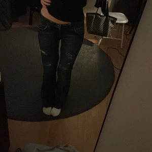 Håliga Lee jeans - Supersöta Lee jeans som är omsydda till Lågmidjad! Välanvända🩷 midjemått:38cm längd:99cm