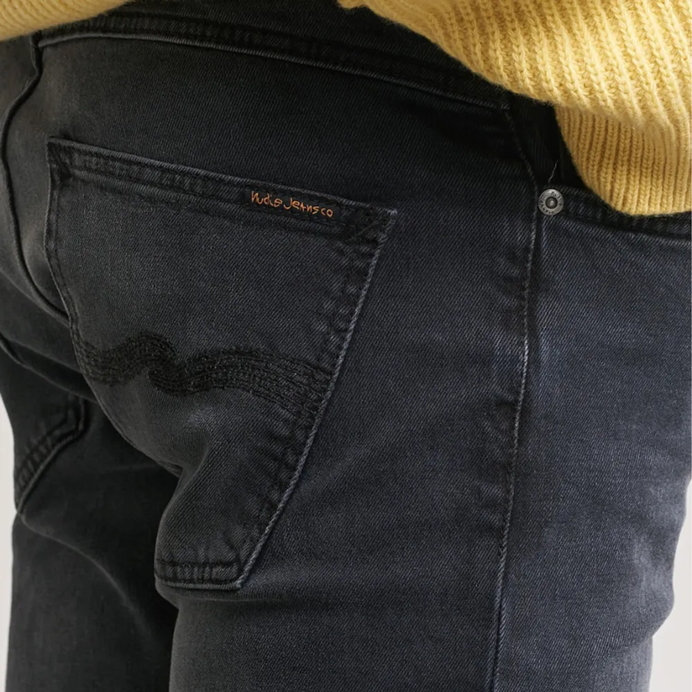 Säljer dessa nudie jeans! Färg: dark cove, nypris: 1799, skick 10/10! Tveka inte på att skriva!. Jeans & Byxor.