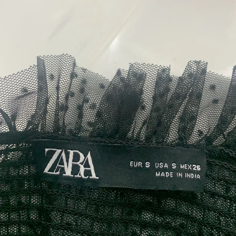 Hej! Säljer en jätte fin tröja från Zara. Är helt oanvänd. Ser helt ny ut. inga hål eller något. Skriv om ni vill ha fler bilder eller är intresserade ❤️. Blusar.