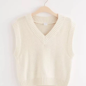 Stickad vest från Lindex i beige - Sticka vest som är jättesöt och är i jättebra skick men används aldrig längre väldigt bra pris kan eventuellt diskuteras hör av dig om frågor. I Stl barn (kolla lappen på bild 2) men skulle säga en xs en liten s ksk🩷