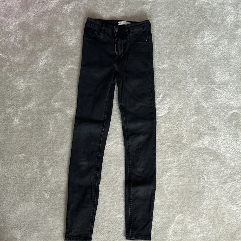 Perfect jeans från Gina Tricot, skinny, svarta, normal midja, använda ett fåtal gånger🫶🏻❤️. Jeans & Byxor.