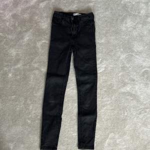 Perfect jeans från Gina Tricot, skinny, svarta, normal midja, använda ett fåtal gånger🫶🏻❤️