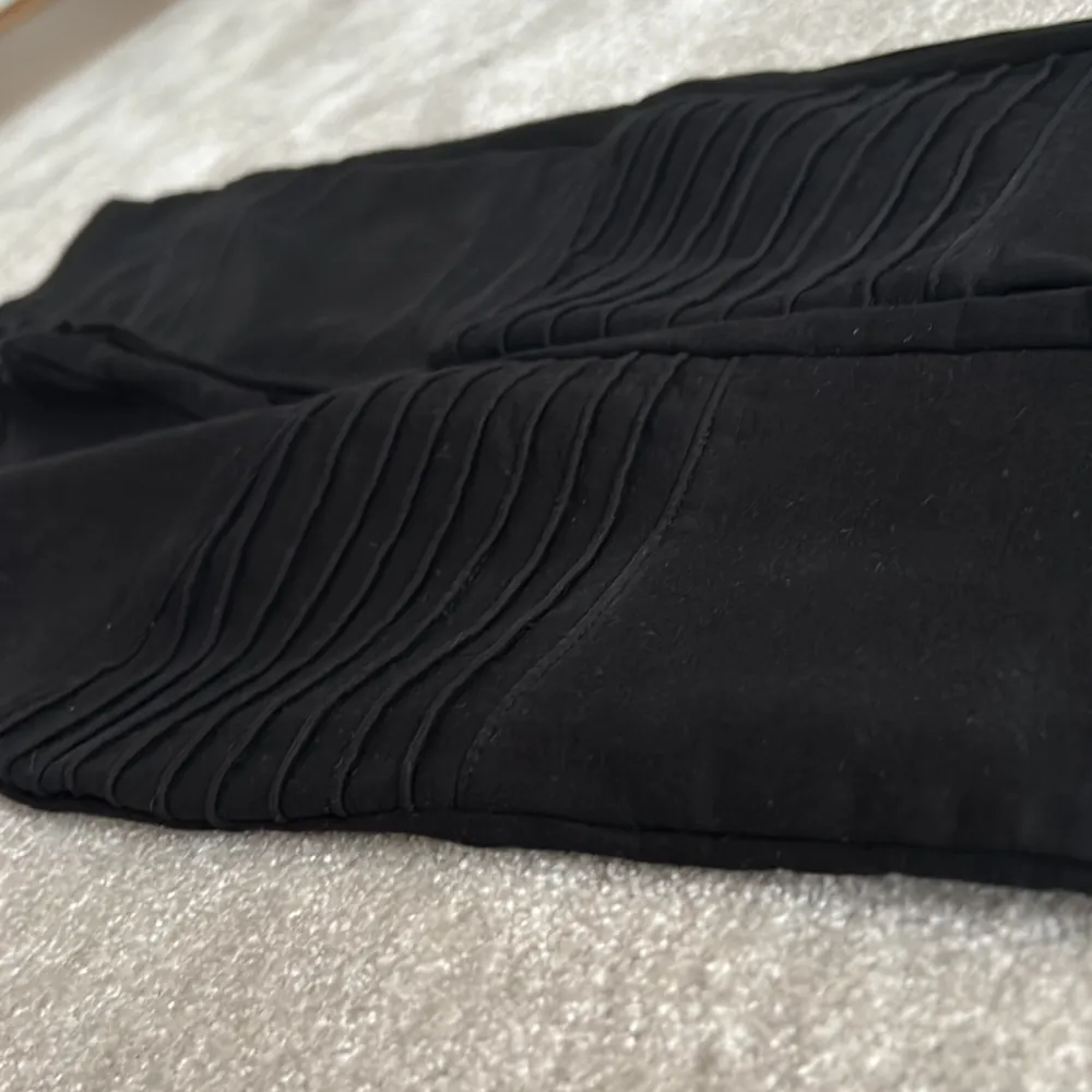 Svarta tights med ränder på knät, skinny, sköna, utmärkt skick👌🏼❤️. Jeans & Byxor.