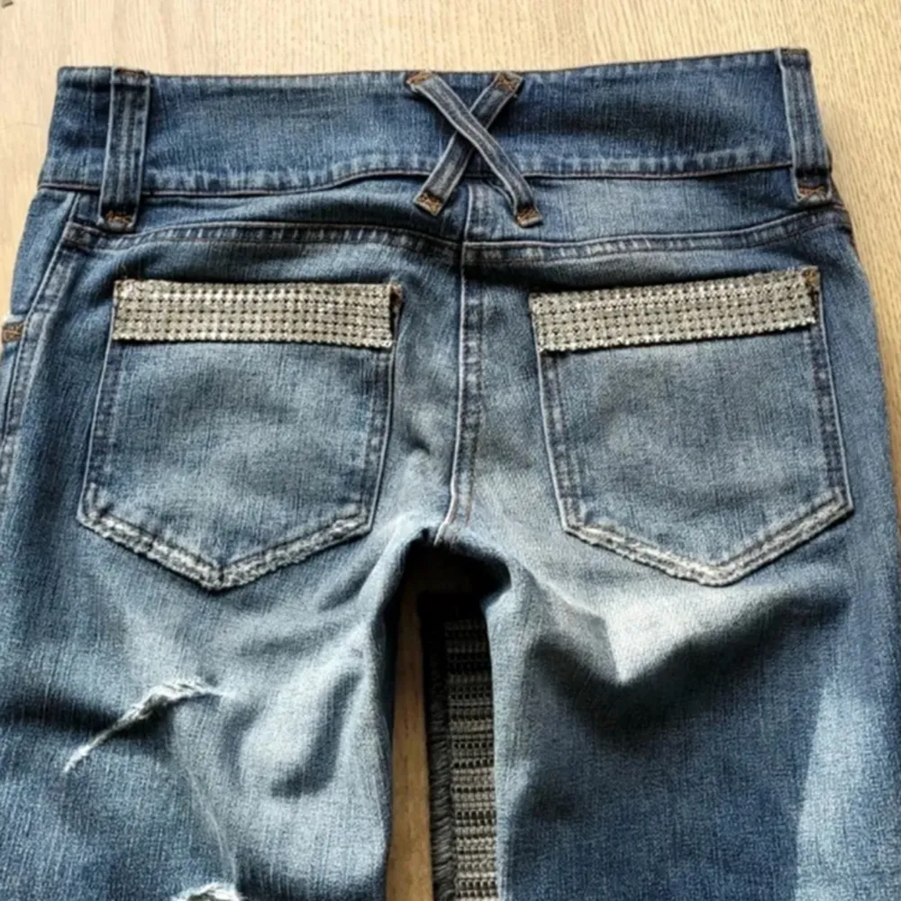 Innerbenslängden: 87 midjemått: 76! Så snygga lågmidjade jeans! ( bilder från förra ägaren här på plick ). Jeans & Byxor.