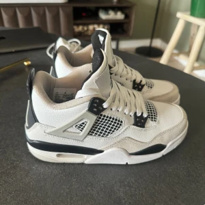 Air Jordan 4 Retro Military Black - Säljer mina supersnygga Jordans. Använda en gång, med andra ord endast testade. Nypris 7000, säljer för 3000. 
