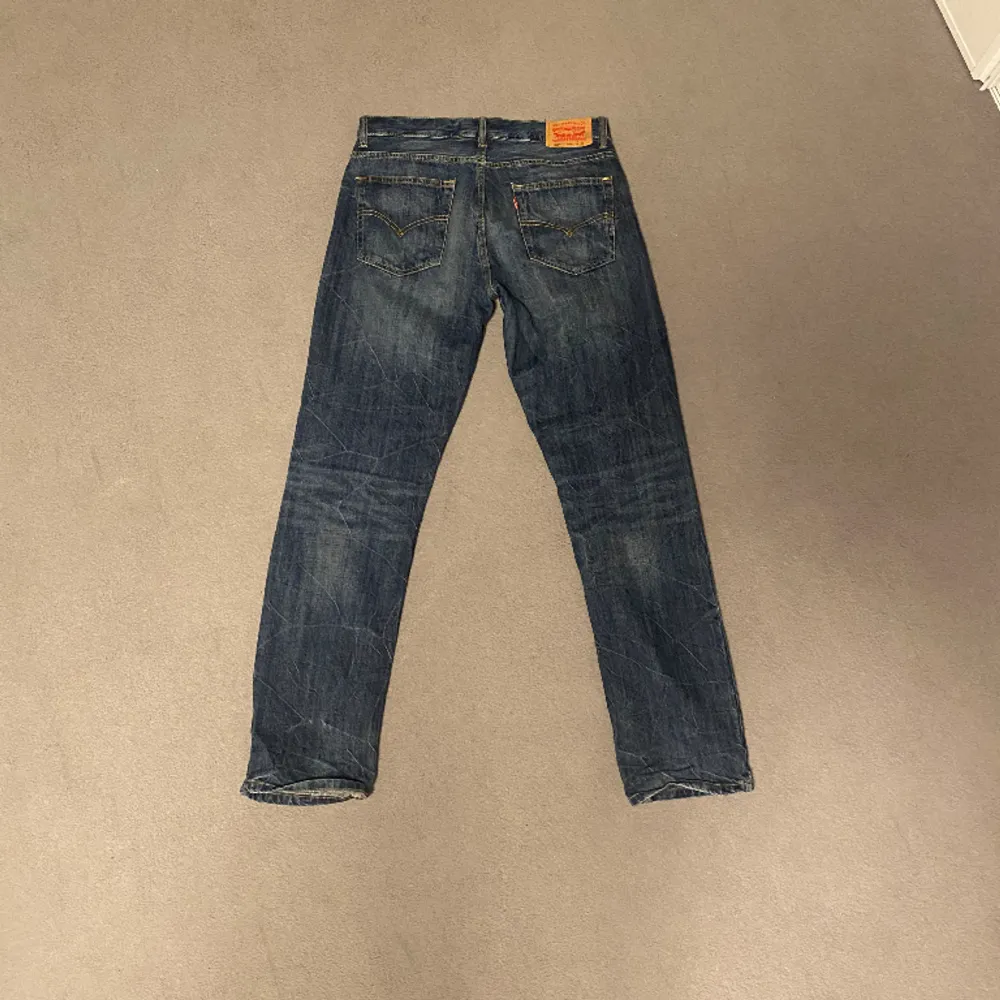 Super snygga Levis jeans ripped. Modellen är 184cm och väger 70kg. Jeans & Byxor.