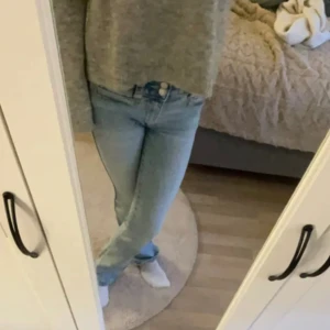 Lågmidjade jeans  - Snygga jeans från hm barnavdelningen 164! Toppen skick 💓🙏