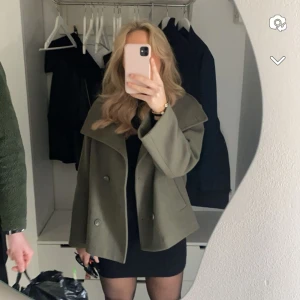 Grön vårjacka  - Supersnygg vårjacka i en grön färg. Säljer för att jag ej använder den längre. Som ny i skicket. Säljer för 500kr +framt  ordinarie pris 899kr 