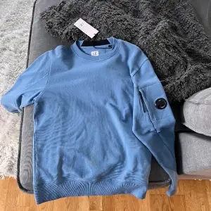 Säljer min Cp company tröja för att den är för liten jag har testat den 2 gånger och tagen sitter fortfarande kvar. Nypris 2200kr 