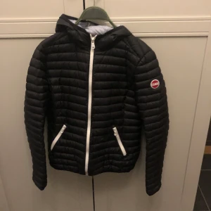 Colmar jacka  - Colmar jacka, har en liten reva se på 3 bilden, den går säkert laga lätt