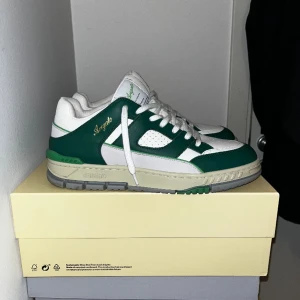 Axel arigato area lo - Detta är ett par axel arigatos. Skorna har använts 2-3 gånger och finns inga skador på skorna men en liten skada på boxen men det orsakar inte skorna. Har kvitto och allt.  Skick 9/10 Nya kostar 3250kr mitt pris 1700kr storlek är 44