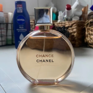 Chanel chance  - 100 ML Endast använd några få sprut, se bild. Köptes i höstas. Har ej förpackning kvar då jag fick av en bekant. NYPRIS 1899kr  En blommig doft som sammanflätar rosépeppar, jasmin och bärnstenspatchouli. Eftersom den är späckad med vit mysk och vanil