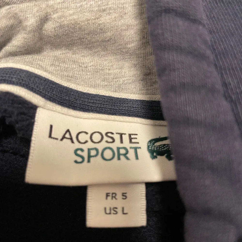 Lacoste hoodie Skick8/10 Goa fickor med dragkedjor  Lite tvättblekt. Hoodies.