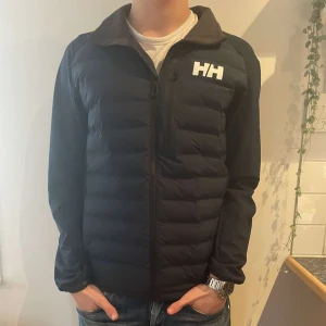 Helly Hansen Cardigan - Säljer nu denna asfeta Helly Hansen Cardiganen i ett gott skick! Storleken är M och sitter bra som det! Nypris ligger på ca 2000kr❌ säljer nu för endast 799kr✅. Hör av dig vid minsta lilla fundering 😊🤗 