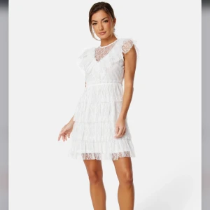 	Litzy Frill Dress - Säljer denna fina studentklänning då jag hittat en annan❤️Testad 1 gång. Storlek M 