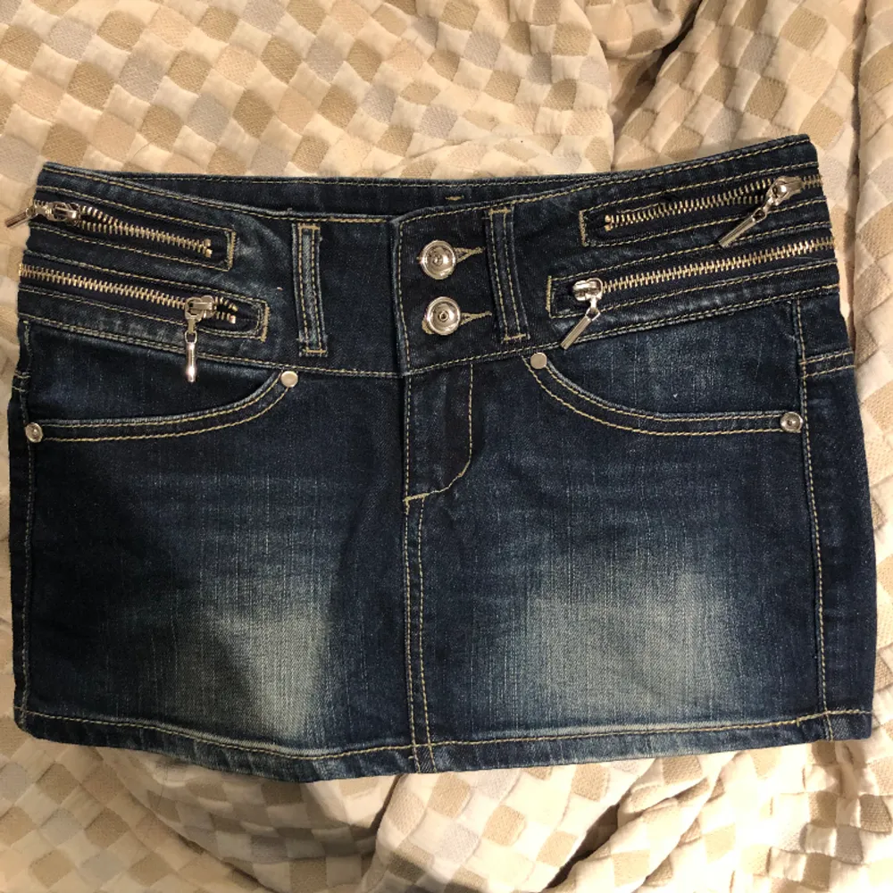 Super snygg jeans kjol med coola detaljer. Säljer pga den knappt används💗 obs. en knapp är lös/gått av. man kan snabbt fixa själv med rätt material! ingen fara. Kjolar.