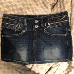 Super snygg jeans kjol med coola detaljer. Säljer pga den knappt används💗 obs. en knapp är lös/gått av. man kan snabbt fixa själv med rätt material! ingen fara