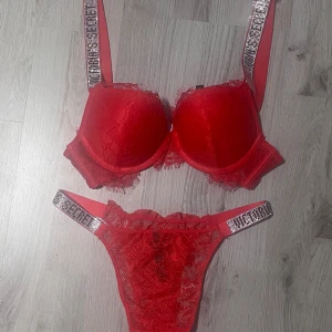 Victoria secret set  - Helt oanvänt Victoria secret set med bh och trosa. Säljer pga av att det inte är min storlek. Bh är i storlek 75B och trosan är i storlek M!