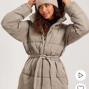 Jacka Nelly  - Jacka från Nelly med bälte i midjan, köpt för 800 säljer för 650, använd 1 gång ny skick. Storlek 36.