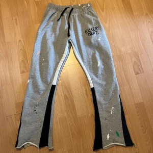 Gallery dept sweatpants - Ett par feta gallery depts i jättebra condition. Passar mig på 185 perfekt och  enda defekten är lite smuts på baksida av högra foten. Men inget som märks. Pris kan diskuteras vid snabb affär
