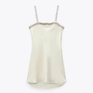 Zara klänning vit och silver - As snygg klänning i satin från zara. Storlek M men passar definitivt S. Använd en gång! 💗 pris kan alltid diskuteras!