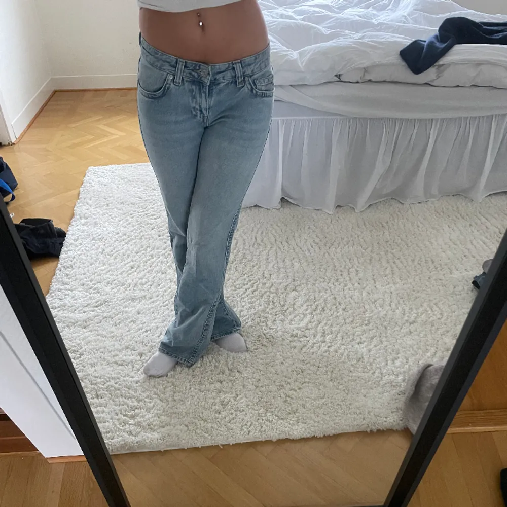 Säljer mina fina jeans från Gina, nästan aldrig använda så som nya!💗 . Jeans & Byxor.