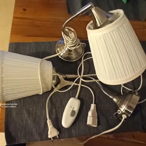 Sänglampor - 2 st sänglampor med tillhörande dimmer.Går att koppla båda lamporna till den
