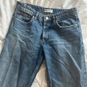 Ett par mörkare midstraight jeans från Zara. Får tyvärr inte igen dom just nu. Men har ett par likadana i svarta (samma modell) och de är nästan lite stora så skulle säga att dessa är mindre i storleken. De är i storlek 38. Hör av er för frågor 😀