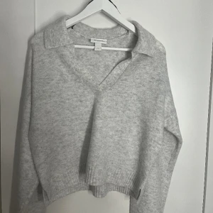 Stickad tröja - Stickad tröja med nedvikt krage från monki! Endast använd en gång, därav väldigt bra skick.