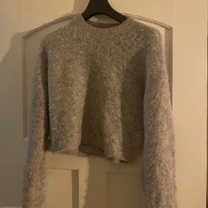 Stickad Tröja - Superfin jättemjuk stickad tröja från &Other Stories. Nästan oanvänd!  Storlek L