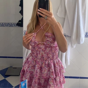 Klänning - Säljer denna supersöta sommarklänningen då den blivit för kort på mig. Använd bara några gånger!❤️ köpte den för 200 så säljer den för halva priset då den nästan är orörd. 