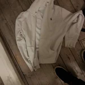 Vit Ralph lauren zip hoodie  - Vit Ralph Lauren zip i storlek L Priset är 380kr, Skick: 8/10