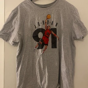 Baggy Jordan T-shirt  - Säljer min unika Jordan T-shirt då den inte används längre😙. Köpt second hand för några år sedan men är i mycket bra skick. Storleken är XL, skriv privat för fler bilder! 💕