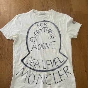 Moncler t shirt  - Säljer moncler t shirt i storlek M 
