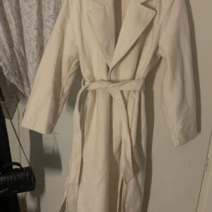 Lång kappa  - Lång kappa med slits på sidorna  Strl s från hm  Köpt för 500