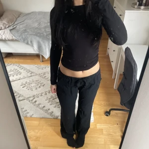 Svarta linnebyxor  - Säljer mina helt oanvända linnebyxor då de tyvärr inte passade! Nyköpta för 200kr. Midjemått: 30+snörning Innerbenslängd: 70cm🌼