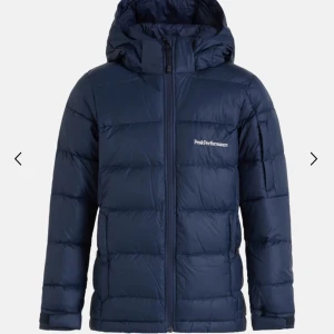 Peak performance jacka - Bra jacka i fint skick och säljs billigt i och med att den inte kommer till någon användning!! Skriv privat för mer info och bilder❤️Passar bra på mig som vanligtvis har S i storlek! Funkar till både vintern och hösten🙌🏼 