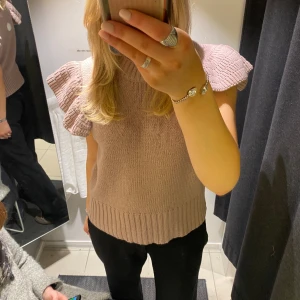 Topp - Säljer denna topp, helt oanvänd med prislapp kvar. Nypris 349, säljer för 150!❤️