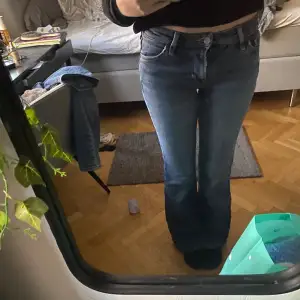 Säljer dessa fina jeansen från H&M då de inte kommer till användning. De är lite slitna längst nere i benen men knappast synligt. Midjemåttet är 83cm