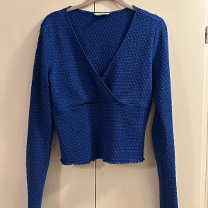 Bå top - Långärmad top från Monki i storlek M. Bra skick!