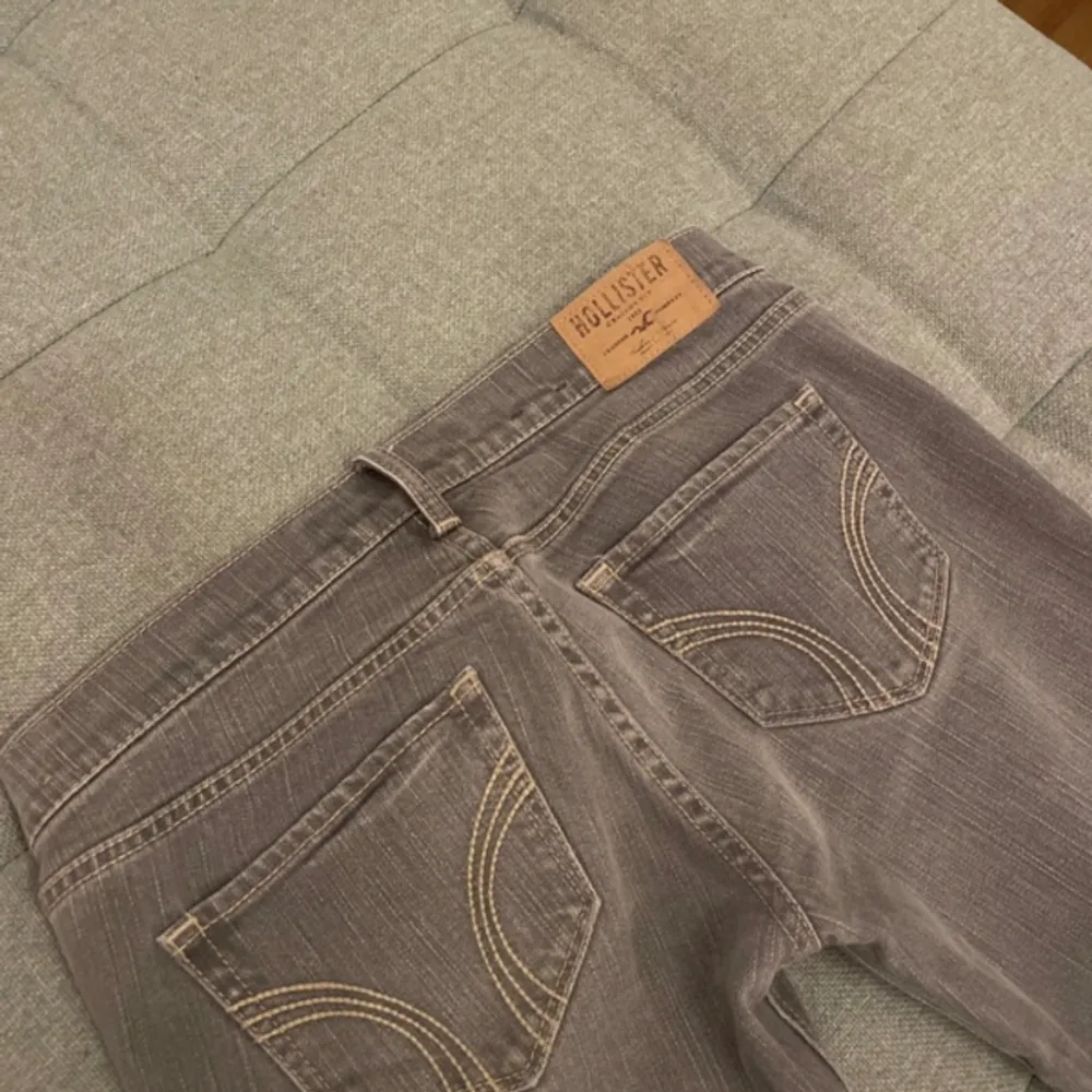Hej!💓 säljer mina superfina jeans från Hollister pga av att dom var för små för mig. Pris kan diskuteras!!. Jeans & Byxor.