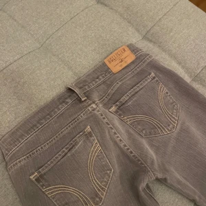 Lågmidjade jeans  - Hej!💓 säljer mina superfina jeans från Hollister pga av att dom var för små för mig. Pris kan diskuteras!!