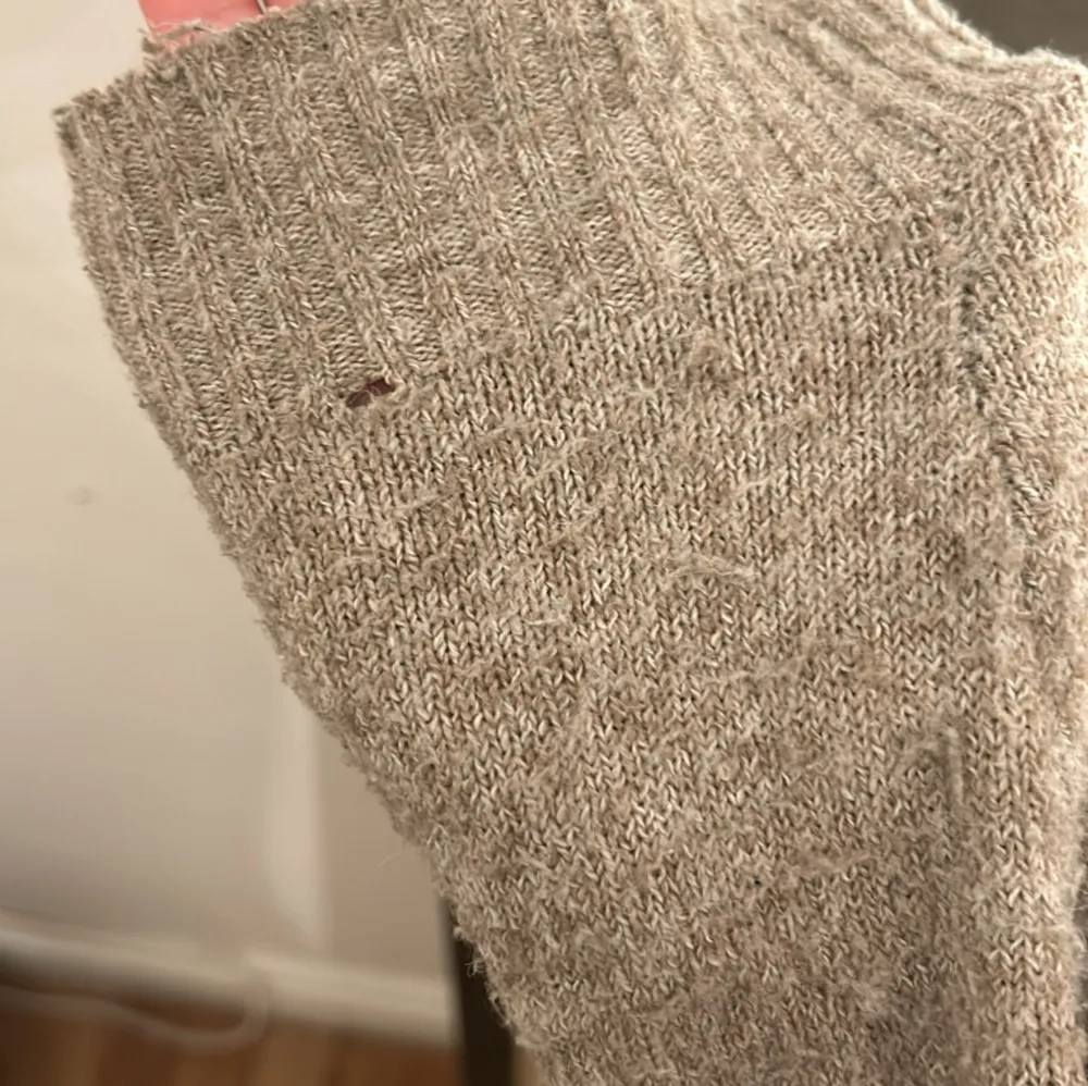 En otroligt skön och fin stickad tröja frĂ„n VERA MODA!đ€ Den har ett litet hĂ„ll lĂ€ngst ner vid armen men inget som man tĂ€nker pĂ„đ«¶. Neuleet.