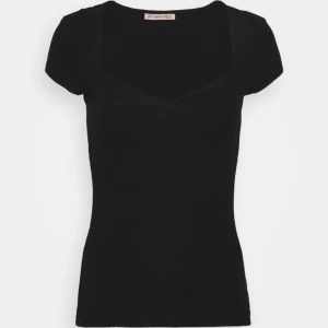 Topp - Jätte nice tröja i ribbat material. Säljer då den aldrig kom till användning 💖 använd ingen gång.