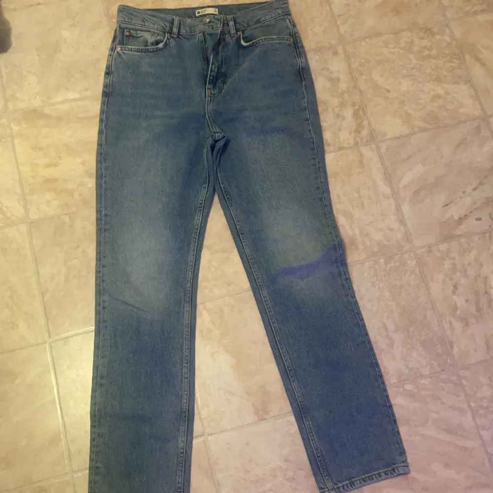 Gina tricot raka straight jeans i den perfekta blåa färgen i storlek 38 , använd ett par fåtal gånger därmed i nyskick , jättebraskick, byxorna säljs för 199 kr. Jeans & Byxor.