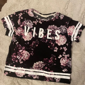 Blommig T-shirt - Fin t-shirt 🌺 Storlek 146/152- därav säljer jag då den är för liten för mig. 