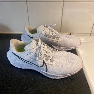 Nike Air Zoom Pegasus 38 - Hej, Säljer mina Nike Air Zoom Pegasus 38, inköpta för 1457kr. Endast använda 2-3 gånger.   Har ni någon fråga är det bara att skicka!