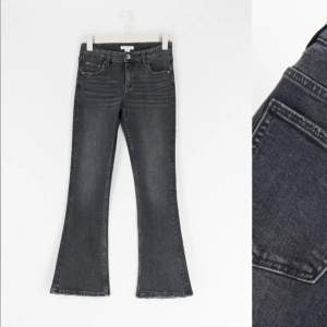 Säljer dessa jätte fina Bootcut Jeans från Gina Tricot (Young). Färgen på dem är mörk grå. De är jätte stretchiga och lågmidjade. Använd endast ett fåtal gånger säljer dem pga att de sitter för kort på mig. De är i gott skick!🩶